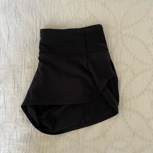 LULULEMON- Black Tracker Short